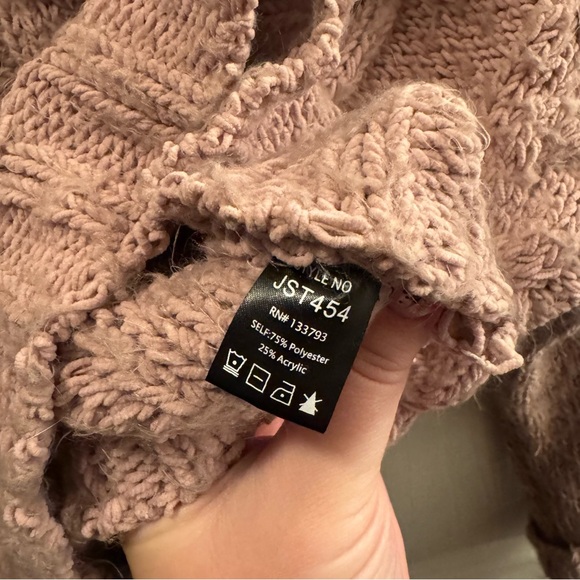 POL chunky cable-knit chenille turtleneck sweater in a dusty pink - Picture 3 of 6